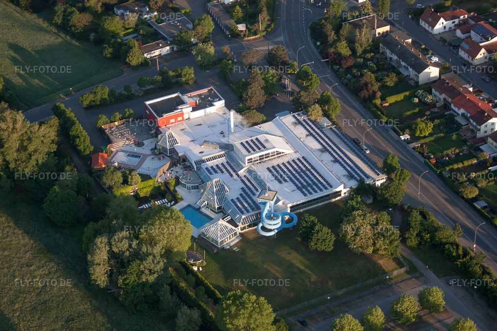 Luftbild: Hallen- und Freibad LaOla im Ortsteil Queichheim in Landau im Bundesland Rheinland-Pfalz in Deutschland. Foto: IMG_64583.jpg vom 04.05.2014 durch Werner Riehm/FLY-FOTO.de