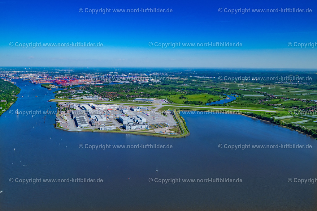 Hamburg_Finkenwerder_Airbus_ELS_8271110525 | HAMBURG 11.05.2025 Airbus Produktionsgelände und Werksflughafen Finkenwerder in Hamburg. Auf dem ehemaligen Gelände der Hamburger Flugzeugbau - am Elbeufer auf der Halbinsel Finkenwerder -  befindet sich ein Airbus-Werk mit eigenem Werksflughafen. Weiterführende Informationen bei: Airbus SE. // Airbus works and airport of Finkenwerder in Hamburg in Germany. The former Hamburger Flugzeugbau works  - on the Finkenwerder Peninsula on the riverbank of the Elbe - include an Airbus production site with an airplane. Several Airbus planes and models are being constructed here. Further information at: Airbus SE. Foto: Martin Elsen