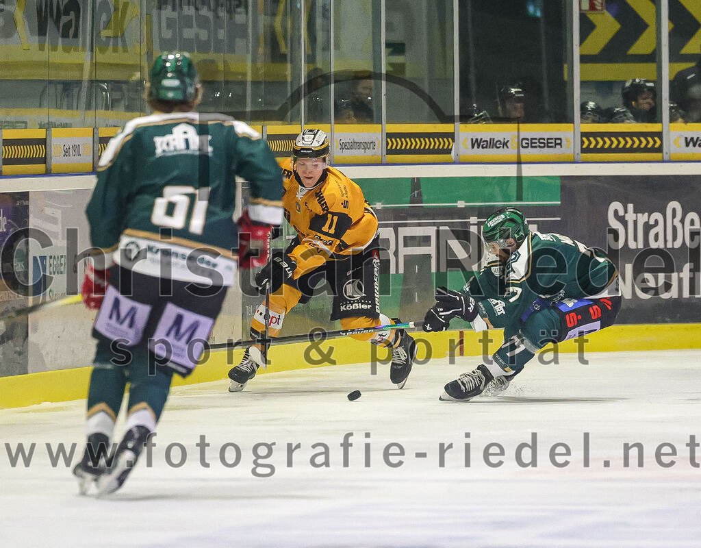 2025-11-02_029_TSV_Erding_gegen_EV_Fuessen | Erding, Deutschland, 02.11.2025:Eishockey, Oberliga Süd 2025 / 2026, 15. Spieltag, TSV Erding gegen EV Füssen, Endergebnis: 2:6Moritz Köttstorfer (Erding Gladiators, #61), Martins Andzs (EV Füssen, #11), Philipp Michl (Erding Gladiators, #77)Foto: Christian Riedel / fotografie-riedel.net