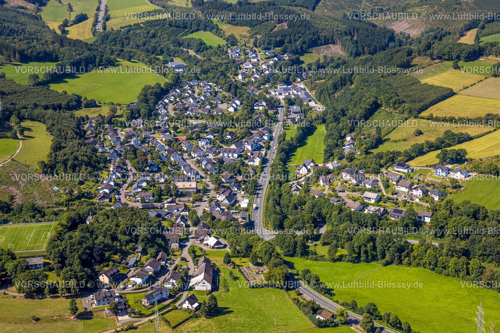Olpe250809652Oberveischede | Luftbild, Wohngebiet Ortsansicht Ortsteil Oberveischede, Hügellandschaft mit Fernsicht,  Oberveischede, Olpe, Sauerland, Nordrhein-Westfalen, Deutschland