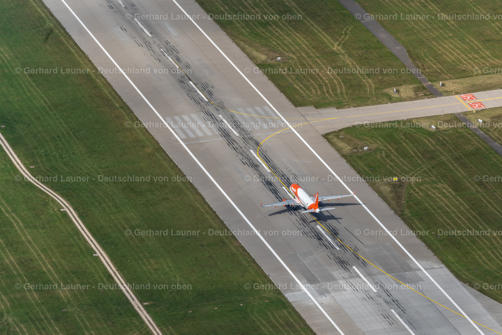 4034363 | FILDERSTADT 22.07.2020 Passagierflugzeug mit der Kennung OE-IJS der Fluggesellschafdt easyJet Europe vom Typ Airbus A320-200 beim Start auf dem Flughafen Stuttgart in Filderstadt im Bundesland Baden-Württemberg, Deutschland. Weiterführende Informationen bei: Flughafen Stuttgart GmbH,  easyJet Airline Company Limited. // Passenger aircraft with the registration OE-IJS of the airline easyJet Europe of the type Airbus A320-200 taking off at Stuttgart Airport in Filderstadt in the state Baden-Wuerttemberg, Germany. Further information at: Flughafen Stuttgart GmbH,  easyJet Airline Company Limited. Foto: Gerhard Launer