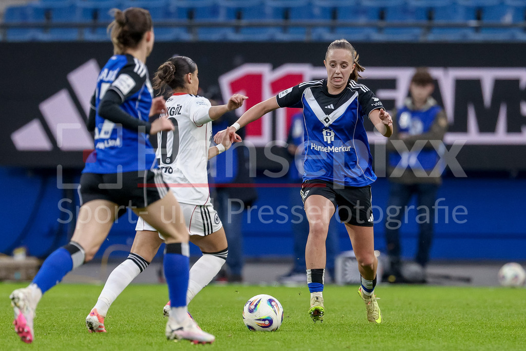 Fussball, Google Pixel Frauen-Bundesliga, Hamburger SV - Eintracht Frankfurt | v.li.: Ilayda Acikgöz (Eintracht Frankfurt, 20) und Victoria Schulz (Hamburger SV, 19) im Zweikampf, Duell, Dynamik, Aktion, Action, Spielszene, DIE DFB-RICHTLINIEN UNTERSAGEN JEGLICHE NUTZUNG VON FOTOS ALS SEQUENZBILDER UND/ODER VIDEOÄHNLICHE FOTOSTRECKEN. DFB REGULATIONS PROHIBIT ANY USE OF PHOTOGRAPHS AS IMAGE SEQUENCES AND/OR QUASI-VIDEO.