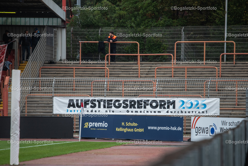 Aufstiegsreform 2025 | 11.10.2025, Fußball, Niederrheinpokal, Rot-Weiß Oberhausen - Rot-Weiss Essen: Banner zur Geforderten Aufstiegsreform 2025 im Bereich zwischen Gegengerade und Gästekurve - Realisiert mit Pictrs.com