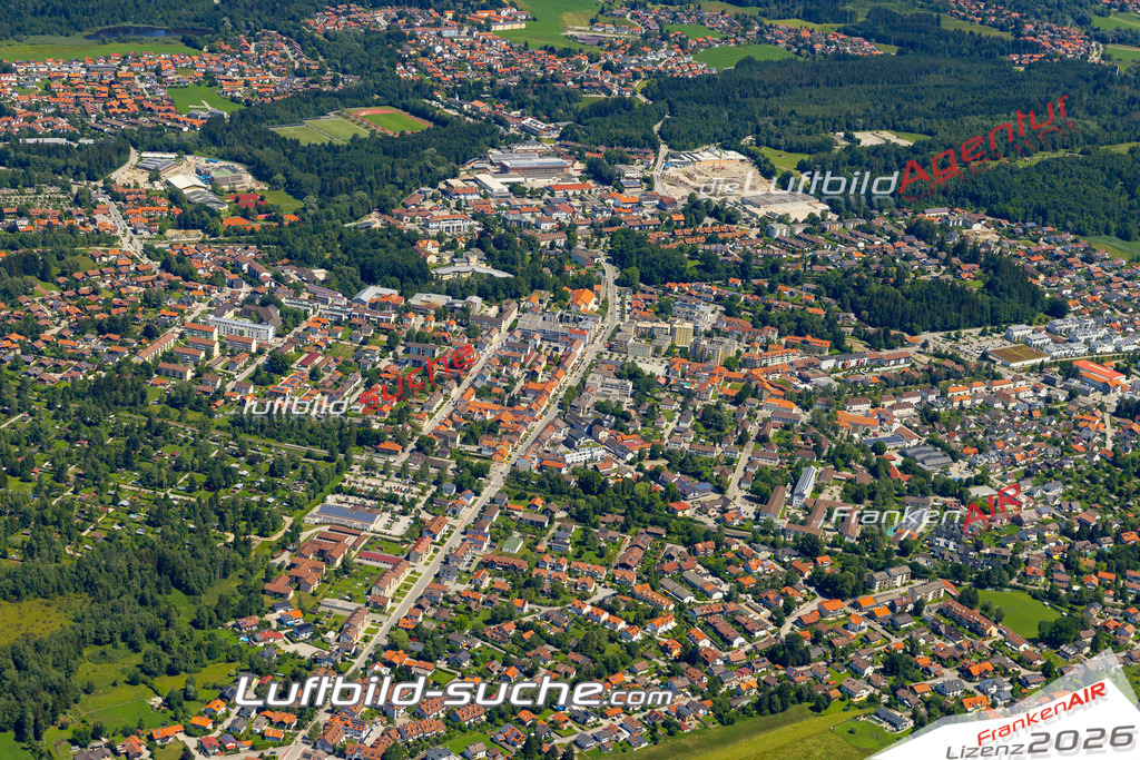 Aktuelles Luftbild von  Penzberg - Die Luftaufnahme wurde 2022 mittels UL-Flugzeug erstellt ( keine Drohne ) - hochauflösende Kamera-Systeme von  Canon -Beste Qualität - Für grossformatige Ausdrucke geeignet. Die Geschenkidee !