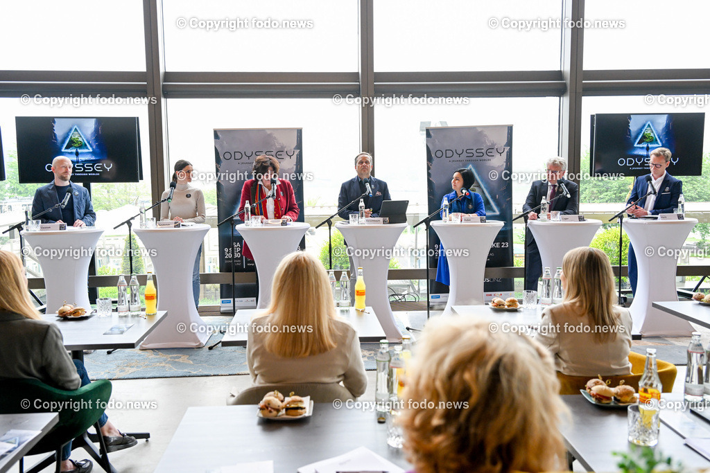 Pressekonferenz Brucknerhaus Linz - KLangwolke 2023_ Odyssey_ 16.05.2023-15 | 16.05.2023, Bruckner Linz, AUT, Pressekonferenz Brucknerhaus Linz - KLangwolke 2023, Odyssey, im Bild Ales Valasek (Costume Design), Marissa Munderloh (Light Design), Francesca Zambello (Direction, Regisseurin), Dietmar Kerschbaum (Kuenstlerischer Vorstandsdirektor LIVA, Brucknerhaus-Intendant), Stefanie Christina Huber (Vorstandsvorsitzende Sparkasse Oberoesterreich), Klaus Luger (SP, Bgm. der Stadt Linz), Stefan Hartl (ORF OOE Chefredakteur)