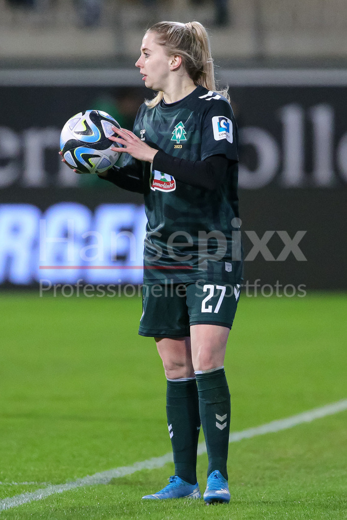 Fussball, Google Pixel Frauen-Bundesliga, VfL Wolfsburg - SV Werder Bremen | v.li.: Nina Lührßen (SV Werder Bremen, 27) beim Einwurf, Aktion, Action, Spielszene, DIE DFB-RICHTLINIEN UNTERSAGEN JEGLICHE NUTZUNG VON FOTOS ALS SEQUENZBILDER UND/ODER VIDEOÄHNLICHE FOTOSTRECKEN. DFB REGULATIONS PROHIBIT ANY USE OF PHOTOGRAPHS AS IMAGE SEQUENCES AND/OR QUASI-VIDEO.