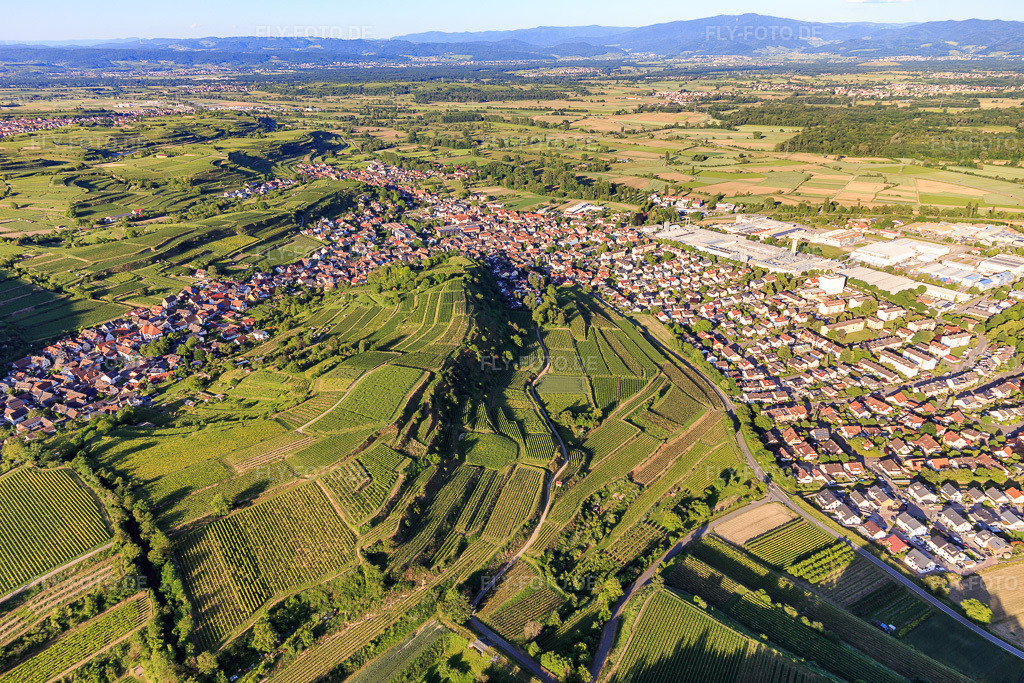 Luftbild: Ortsübersicht aus Westen in Bötzingen im Bundesland Baden-Württemberg in Deutschland. Foto: IMG_147795.jpg vom 30.05.2025 durch Werner Riehm/FLY-FOTO.de
