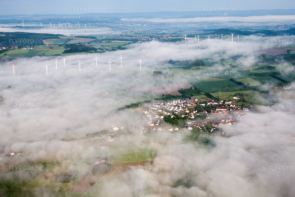 Luftbild: Windenergieanlagen (WEA) - Windpark - auf einem Feld im Morgennebel im Ortsteil Fürstenau im Ortsteil Bödexen in Höxter im Bundesland Nordrhein-Westfalen in Deutschland. Foto: IMG_65135.jpg vom 24.05.2014 durch Werner Riehm/FLY-FOTO.de