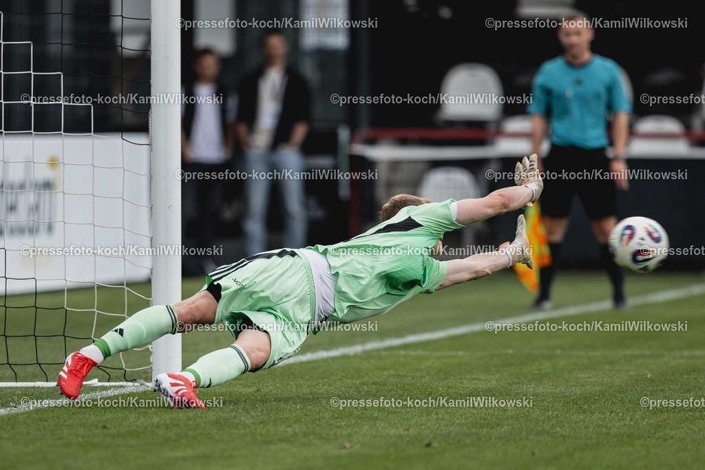 xkwi15072501050 | 15.07.2025, xkwix, Fußball, SC Verl - 1. FC Bocholt, Sportclub Arena: Haakon Pomorin (1.FC Bocholt #12) wie er einen Elfmeter von Berkan Taz (SC Verl #10) hält