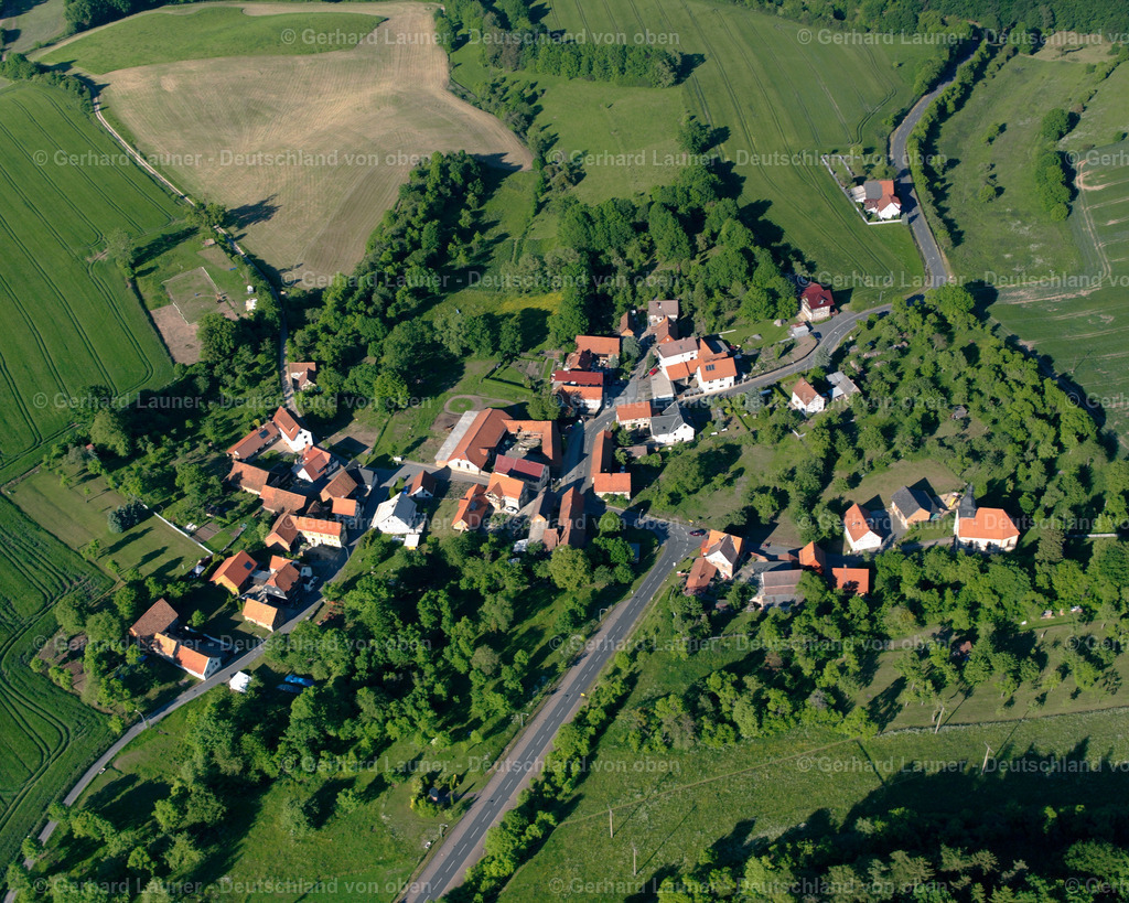 2634663 | DöRINGSDORF 09.06.2006 Landwirtschaftliche Nutzflächen und Feldgrenzen  umsäumen das Siedlungsgebiet des Dorfes in Döringsdorf im Bundesland Thüringen, Deutschland // Agricultural land and field boundaries surround the settlement area of the village  in Döringsdorf in the state Thuringia, Germany Foto: Gerhard Launer