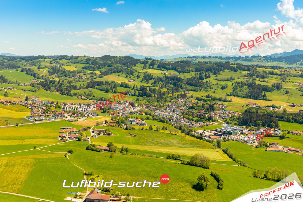Das Luftbild zeigt :  Sulzberg - Die Luftaufnahme wurde 2024 vom UL-Flugzeug aus erstellt ( keine Drohne ) - Hochauflösende Luftaufnahme - Für grossformatige Ausdrucke geeignet. Die Geschenkidee !Mit Lizenz und Bildrechte bestellbar