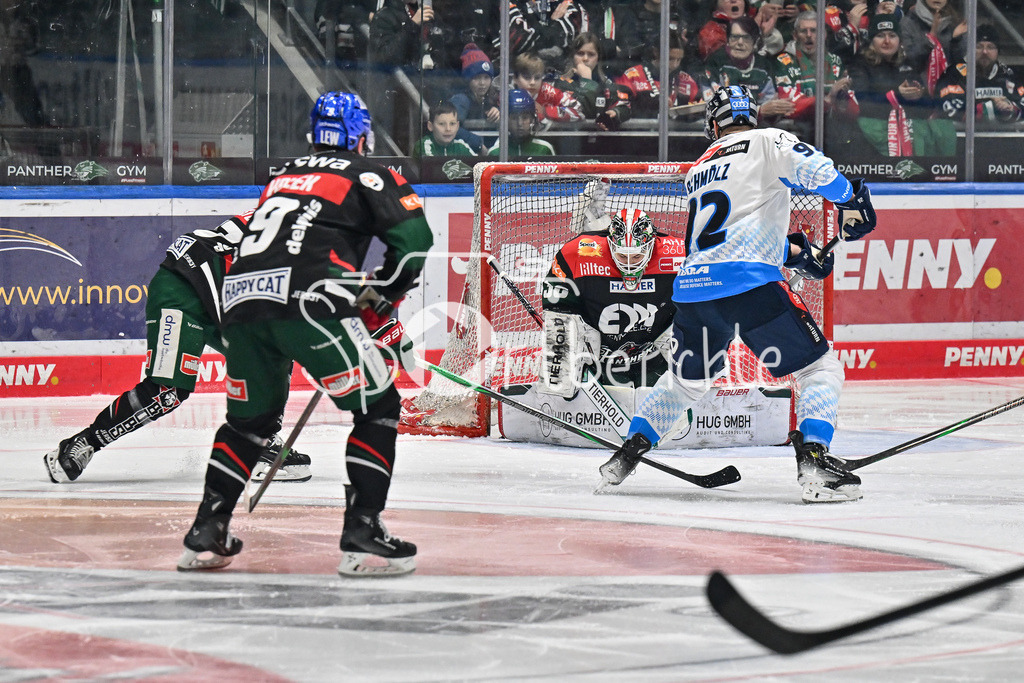 Augsburger Panther - ERC Ingolstadt | in dieser Szene klaert Strauss MANN (Augsburger Panther #38) vor Daniel SCHMOELZ (ERC Ingolstadt #92) / DEL: Augsburger Panther - ERC Ingolstadt, Curt Frenzel Stadion am 26.01.2025