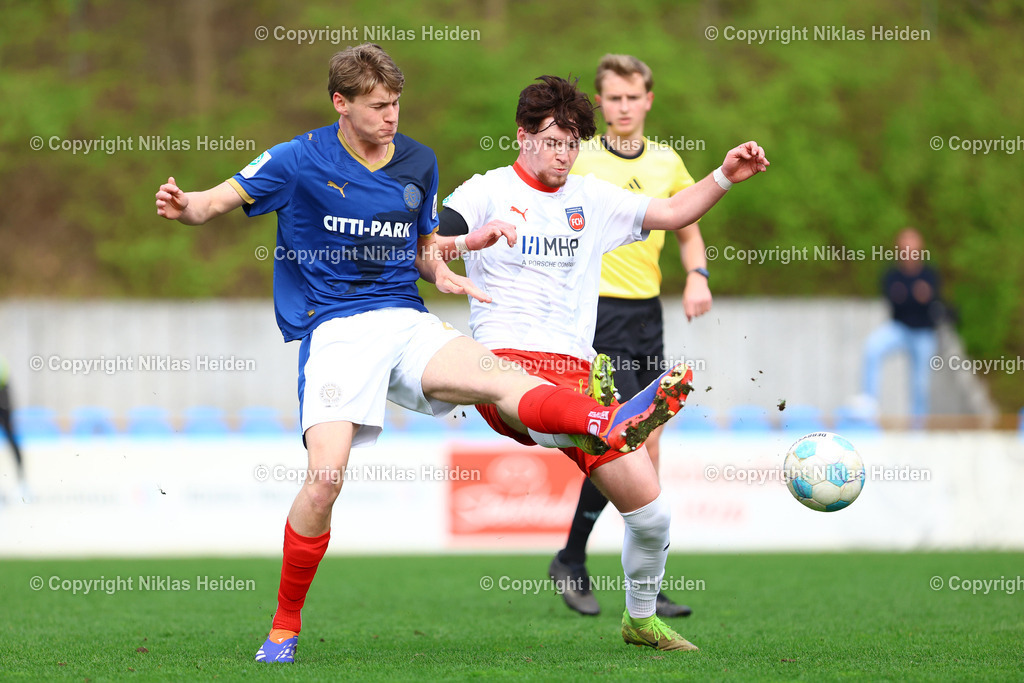 NH_HolsteinKielU19_1FCHeidenheimU19_DFBNachwuchsliga_18042026 | #21 Maximilian Apelt (Holstein Kiel U19), #9 Jarne Lang (1. FC Heidenheim U19)Fußball I Herren I U19 DFB-Nachwuchsliga Hauptrunde Liga A, Gruppe B I Saison 2025-2026 I 9. Spieltag I Holstein Kiel U19 - 1. FC Heidenheim U19 I 18.04..2026 I Citti-Fußball-Park