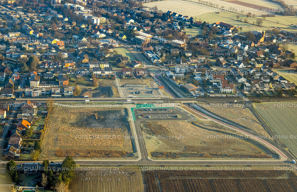 Hamm250200505Rhynern | Luftbild, geplante Nahverkehrsverbindung mit Haltepunkt in Westtünnen, Baustelle am Südfeldweg und Von-Thünen-Straße für den künftigen Bahnhaltepunkt, Bahnlinie mit Eisenbahnbrücke und Wohnsiedlung mit Kreisverkehr, Parkplätze, Stadtbezirk Rhynern, Hamm, Ruhrgebiet, Nordrhein-Westfalen, Deutschland