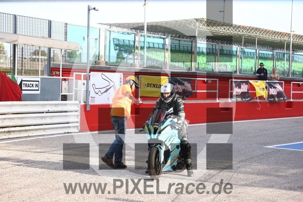 0134-20240927_00165 | Schöne Erinnerungen an spannende Momente - das festzuhalten ist unser Job. PIXELrace.de ist seit 2003 auf den Rennstrecken Europas unterwegs um die Action draußen beim Fahren und die wunderbare Stimmung imm Fahrerlager für euch einzufangen.