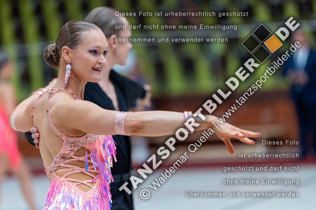 20240810-01381 | Hier finden Sie Tanz Bilder vom Latein und Standard Formationen tanzen. Sportbilder vom Tanzsport. Schöne Fotos und von Weltmeisterschaft, Europameisterschaft, Bundesliga, Regionalliga, Oberliga und Landesliga sowie von GOC Stuttgart, DanceComp, WM Bremen