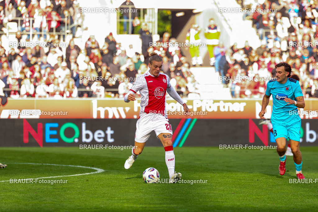 Rot-Weiss Essen - Viktoria Köln - 3.Liga | Essen, Deutschland, 18.10.2025 Tom Moustier  (Rot-Weiss Essen) Einzelaktion während des 3.Liga Spiels zwischen Rot-Weiss Essen- Viktoria Köln im Stadion an der Hafenstraße am 01.08.2025 in Essen. (Foto von Timo Bluhmki-Schmidt/ Brauer Fotoagentur