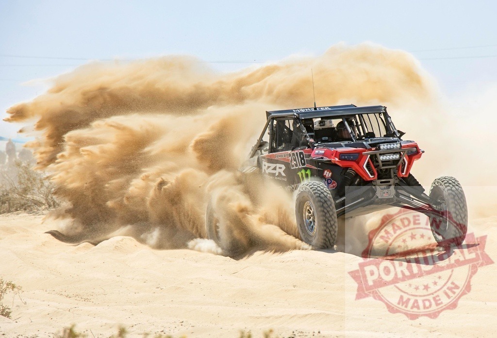 Polaris RZR racing through desert kicking up dust | UTV off-road racing in the desert, creating a large dust cloud - Realisiert mit Pictrs.com