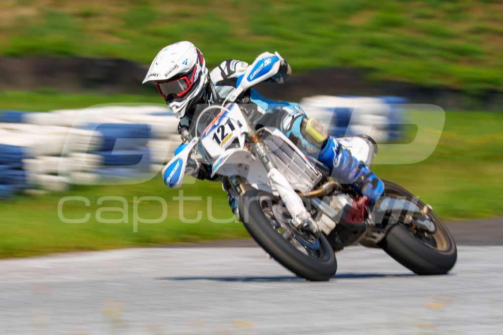 G-Cup + Supermoto Staatsmeisterschaft + Hungarian Supermoto Championship | GRIPcapture steht für authentische Sportfotografie in Österreich – für Momente, die mehr sind als Geschwindigkeit oder Ergebnis. Es geht um Emotion, Spannung, Fokus und den Augenblick, der oft nur einen Wimpernschlag dauert.Ob Motorsport, Teamsport oder 