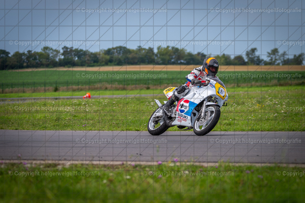 Suzuki RGV 250 | Foto vom 3. Classic Motor Weekend 18. - 20. August 2023 auf dem Flugplatz in Obermehler - Realisiert mit Pictrs.com