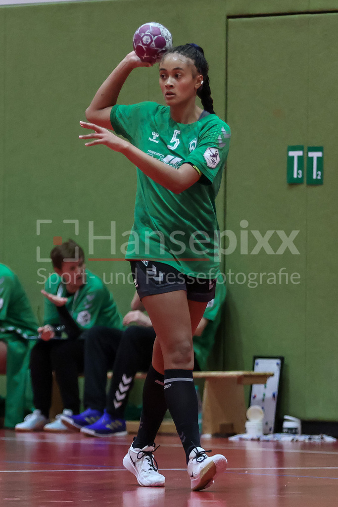 Handball, 2. Bundesliga Frauen, SV Werder Bremen - TG Nürtingen | v.li.: Naomi Conze (SV Werder Bremen, 5) Freisteller am Ball, Einzelfoto, Spielszene, Aktion, Action