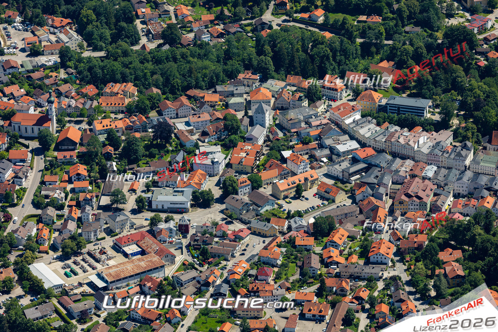 Aktuelles Luftbild von  Bad Tölz - Die Luftaufnahme wurde 2022 mittels UL-Flugzeug erstellt ( keine Drohne ) - hochauflösende Kamera-Systeme von  Canon -Beste Qualität - Für grossformatige Ausdrucke geeignet. Die Geschenkidee !
