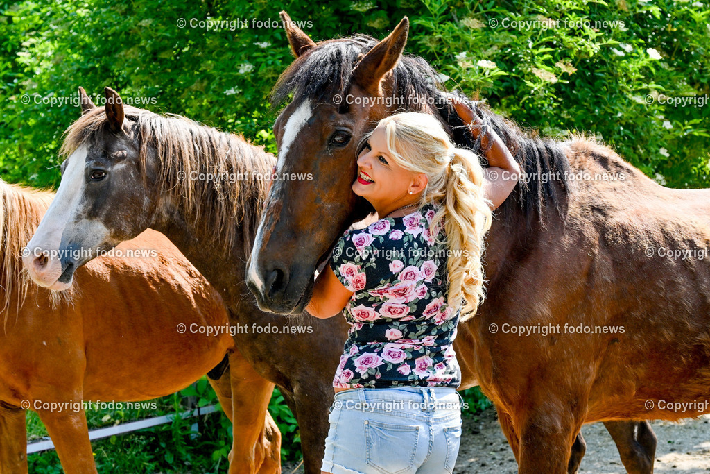 Daniela Urich_ Schlagersaengerin_ Tiergnadenhof_ 18.06.2023-11 | 18.06.2023, Schwanenstadt, AUT, Daniela Urich, im Bild Daniela Urich (Schalgersaengerin, Coiffeur-Kosmetik, Hotelier, Betreiberin eines Tier Gnadenhof) bei ihren Tieren am Gnadenhof
