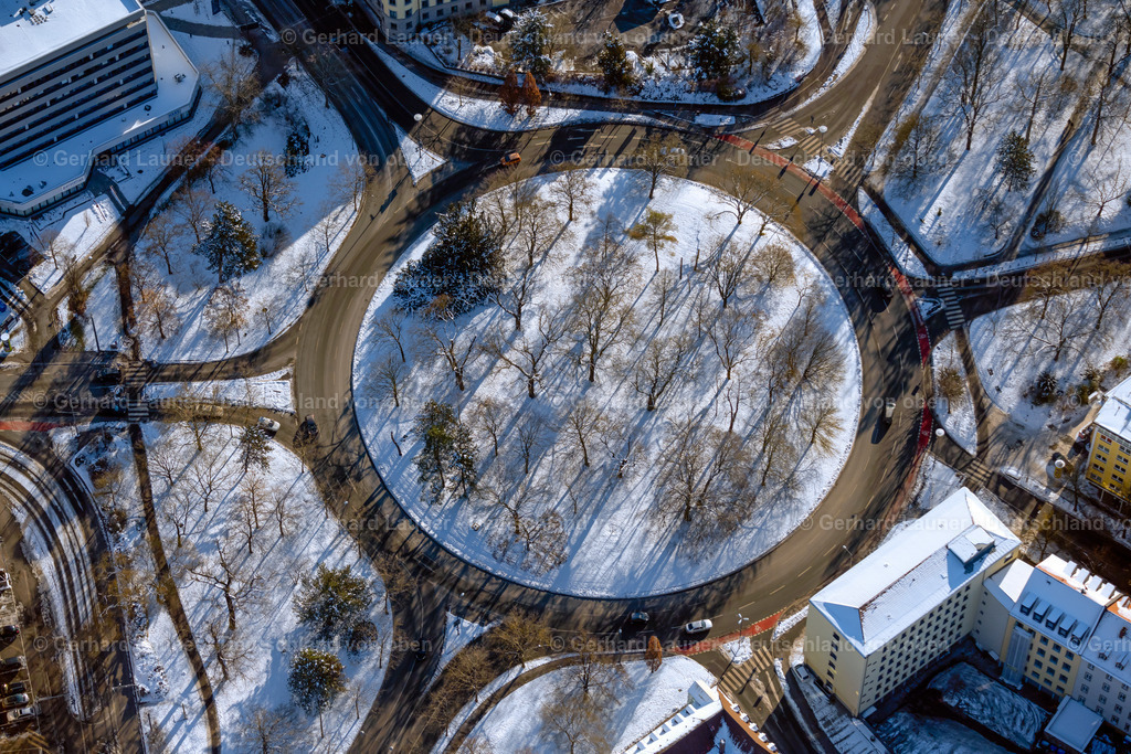4043233 | WüRZBURG 13.02.2021 Winterlich schneebedeckte Verkehrsführung des Kreisverkehr und Straßenverlauf Zwischen Haugering und Martin-Luther-Straße im Ortsteil Altstadt in Würzburg im Bundesland Bayern, Deutschland. // Wintry snowy traffic management of the roundabout road Zwischen Haugering and Martin-Luther-Strasse in the district Altstadt in Wuerzburg in the state Bavaria, Germany. Foto: Gerhard Launer