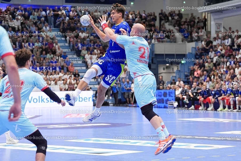 xYDRx04092501008 | 04.09.2025, xydrx, Handball, 1.HBL, VFL Gummersbach - TM Melsungen, Schwalbe-Arena: Julian Koester (VFL Gummersbach #7) im Zweikampf gegen Arnar Freyr Arnarsson (MT Melsungen #21)