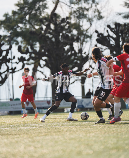 juv_lut_fmachado-0217 | Images from the Juniors B match between Juventus Academy and FC Lutry, played on 18 March 2026 in Lutry, Switzerland, featuring players, coaching staff and match action throughout the game.