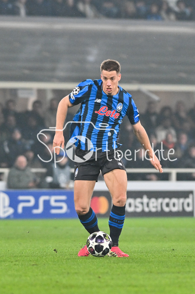 Atalanta Bergamo - FC Bayern München | BERGAMO, ITALY - 10. MARCH: with Ball Mario PASALIC (Atalanta Bergamo 8) during the UEFA Champions League match between Atalanta Bergamo vs. FC Bayern Munich on first leg of round of 16 at New Balance Arena