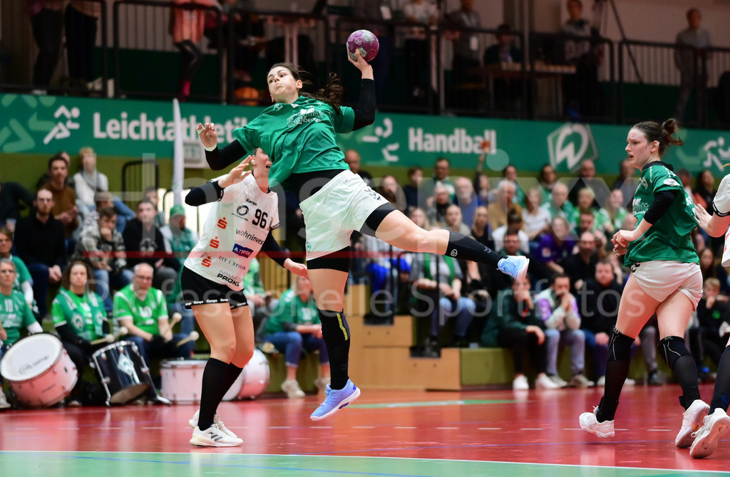 Handball, 2. Bundesliga Frauen, SV Werder Bremen - VfL Waiblingen | v.li.: Anna Lena Bergmann (SV Werder Bremen, 25) beim Abwurf, am Ball, Spielszene, Aktion, Action