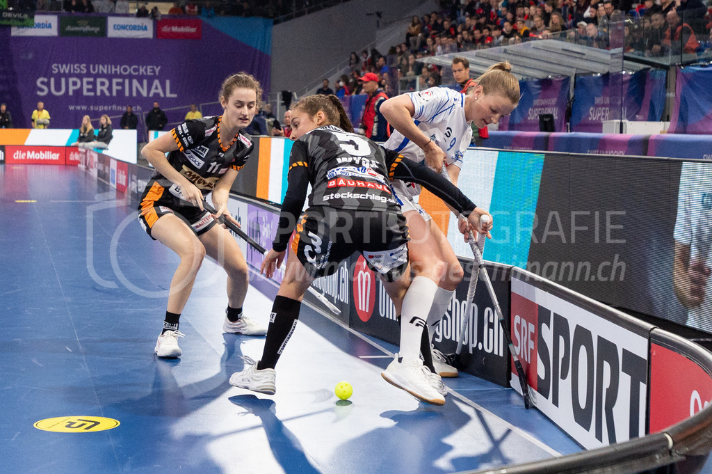 Piranha Chur vs Kloten-Dietlikon Jets - 23. April 2022 | Piranha Chur vs Kloten-Dietlikon Jets
Stimo Arena, Kloten
#9 Mirjam Hintermann (Kloten-Dietlikon Jets) gegen #5 Rahel Wyss (Piranha Chur) und #11 Marcia Wick (Piranha Chur).
Bild: Sportfotografie Markus Aeschimann | www.markus-aeschimann.ch - Realisiert mit Pictrs.com