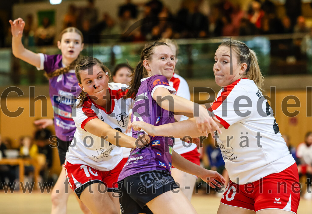 2024-10-13_050_SpVgg_Altenerding_gegen_SC_Freising | Erding, Deutschland, 13.10.2024:Handball, Bezirksoberliga Frauen Altbayern 2024 / 2024, 3. Spieltag, SpVgg Altenerding gegen SC Freising, Endergebnis: 26:35Amelie Forkel (HSG Freising-Neufahrn, #10), Julia Kranich (SpVgg Altenerding, #9), Theresa Obermeier (HSG Freising-Neufahrn, #20)Foto: Christian Riedel / fotografie-riedel.net