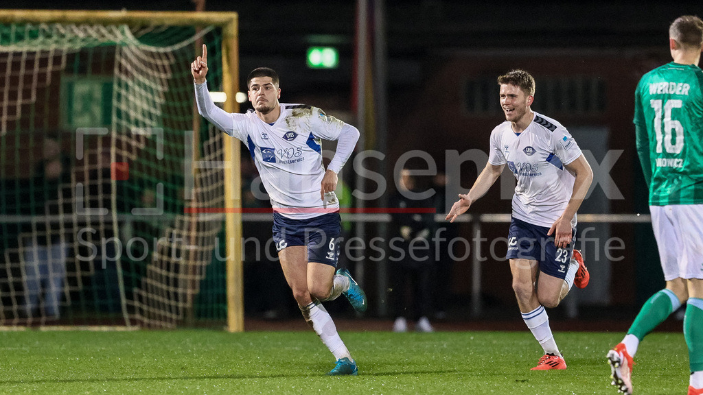 Fussball, Regionalliga Nord, SV Werder Bremen II - VfB Oldenburg | v.li.: Torschütze Adem Podrimaj (VfB Oldenburg, 6) und Willem Hoffrogge (VfB Oldenburg, 23) mit Torjubel, Jubel, jubeln, jubelt, optimistisch, Spielszene, Highlight, Freude über das Tor zum 0:1