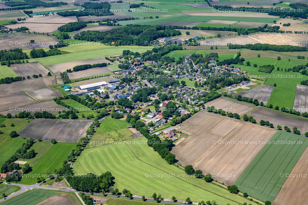 Kakerbeck_ELS_6198030622 | AHLERSTEDT 03.06.2022 Ortsansicht der Straßen und Häuser der Wohngebiete in Ahlerstedt Kakerbeck im Bundesland Niedersachsen, Deutschland. // Town View of the streets and houses of the residential areas in Ahlerstedt Kakerbeck in the state Lower Saxony, Germany. Foto: Martin Elsen