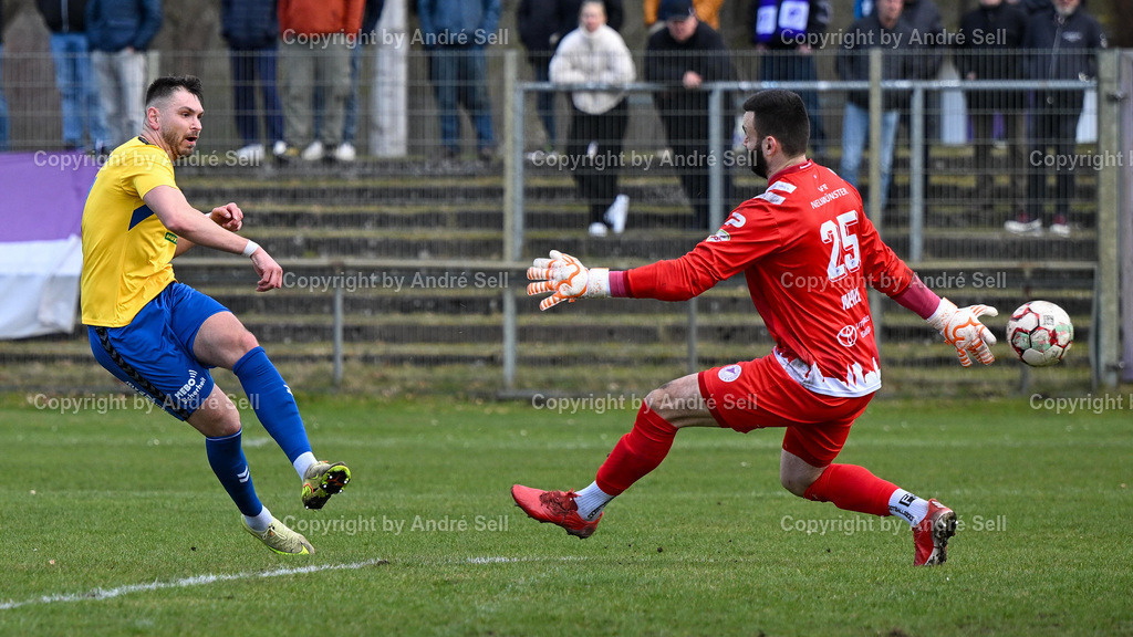 VfR Neumünster vs SV Todesfelde | Christopher Newe (VfR #25) vs Morten Liebert (Todesfelde #11) / Fußball-Oberliga Männer 2025/2026 / VfR Neumünster vs SV Todesfelde / VfR Stadion / Neumünster / 15.03.26 - Realisiert mit Pictrs.com