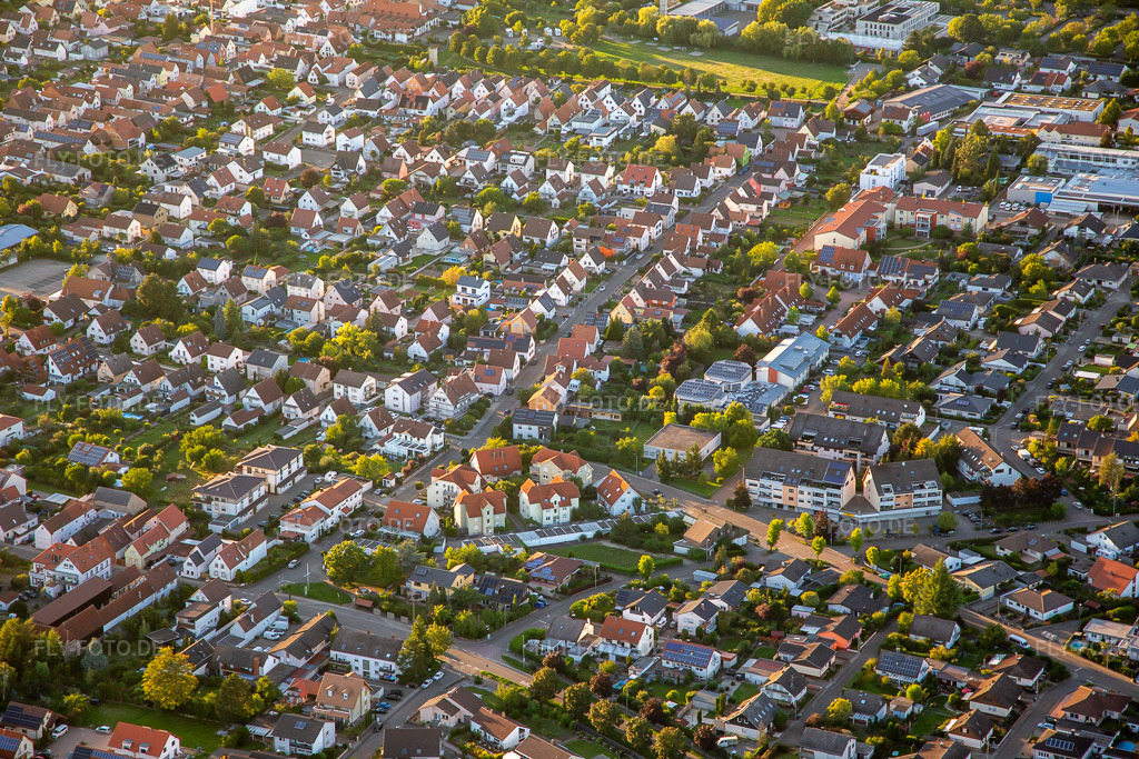 Luftbild: Mozartstraße Im See in Offenbach an der Queich im Bundesland Rheinland-Pfalz in Deutschland. Foto: IMG_137652.jpg vom 10.08.2023 durch Werner Riehm/FLY-FOTO.de