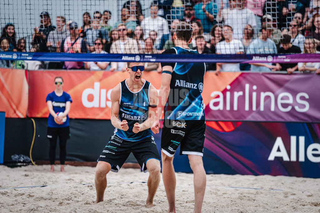 Beachvolleyball | Männer | German Beach Tour 2024 | Tourstop Düsseldorf | 19.05.2024 | Jonas Reinhardt (links) jubelt in Richtung Milan Sievers (rechts)
