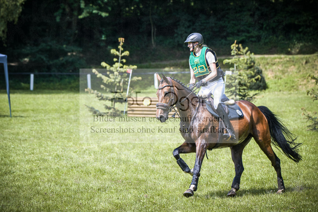 DOS_8706 | Entdecke hochwertige Reitturnierfotos von Foto Oger. Professionell, emotional und authentisch – jetzt Lieblingsmomente im Shop bestellen.Deutschlandweite Turnierfotografie. - Realisiert mit Pictrs.com