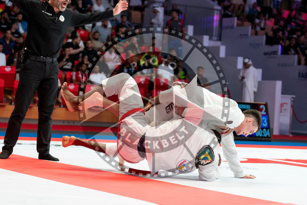 20231109PBB4790 | Fighters compete during the AJP World Professional Championship in the Mubadala Arena in Abu Dhabi, Arab United Emirates, on November 9, 2023.