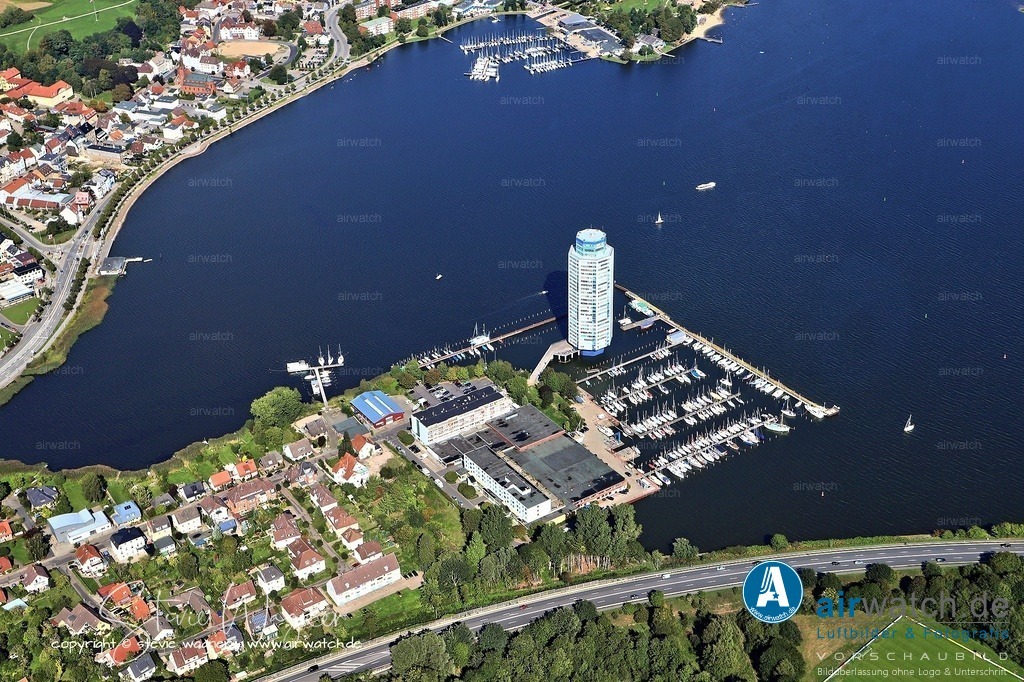 Luftbilder Ostseefjord Schlei, Wikingturm in Schleswig | Der Wikingturm in Schleswig ist ein markantes Wohnhochhaus mit einer Gesamthöhe von knapp 90 Metern und 27 Geschossen, das sich im Stadtteil Friedrichsberg am Ende einer Sackgasse am Wikingeck befindet, direkt in der Schlei und nahe der Marina.