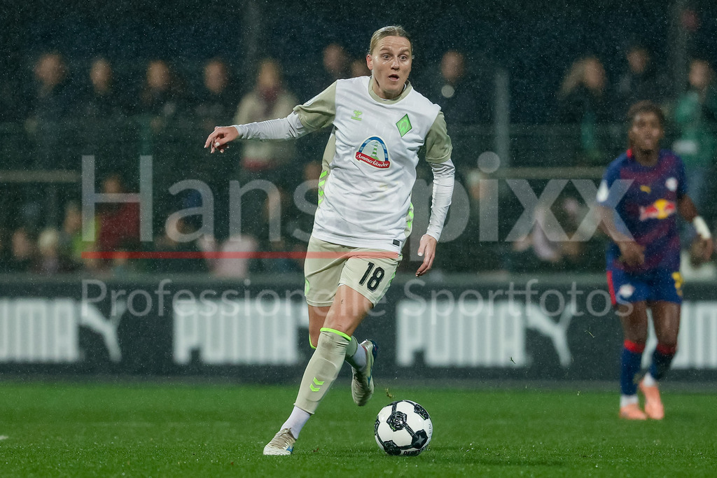 Fussball, DFB-Pokal Frauen, RB Leipzig - SV Werder Bremen | Lina Hausicke (SV Werder Bremen, 18) am Ball, Einzelbild, Ganzkörper, Aktion, Action, Spielszene, DIE DFB-RICHTLINIEN UNTERSAGEN JEGLICHE NUTZUNG VON FOTOS ALS SEQUENZBILDER UND/ODER VIDEOÄHNLICHE FOTOSTRECKEN. DFB REGULATIONS PROHIBIT ANY USE OF PHOTOGRAPHS AS IMAGE SEQUENCES AND/OR QUASI-VIDEO.