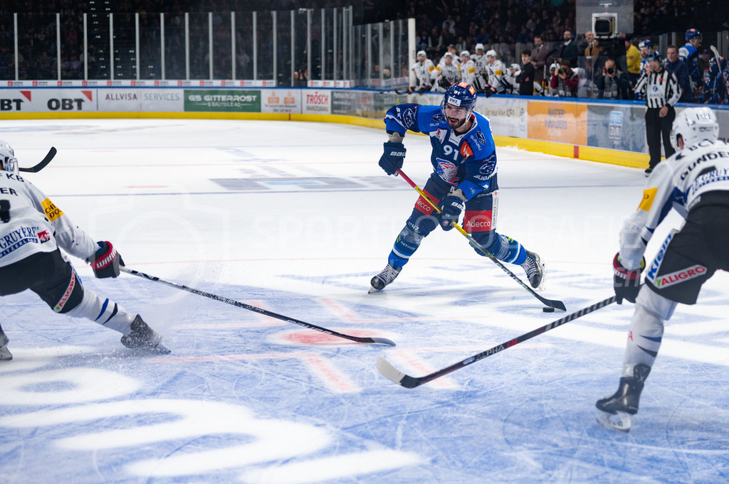 Swiss National League: Semifinals Game 4: ZSC Lions - Fribourg-Gotteron | 14.04.2022, Zürich, Hallenstadion, Swiss National League: Semifinals Game 4: ZSC Lions - Fribourg-Gotteron, #91 Denis Hollenstein (ZSC) beim Schuss auf das Tor. - Realisiert mit Pictrs.com