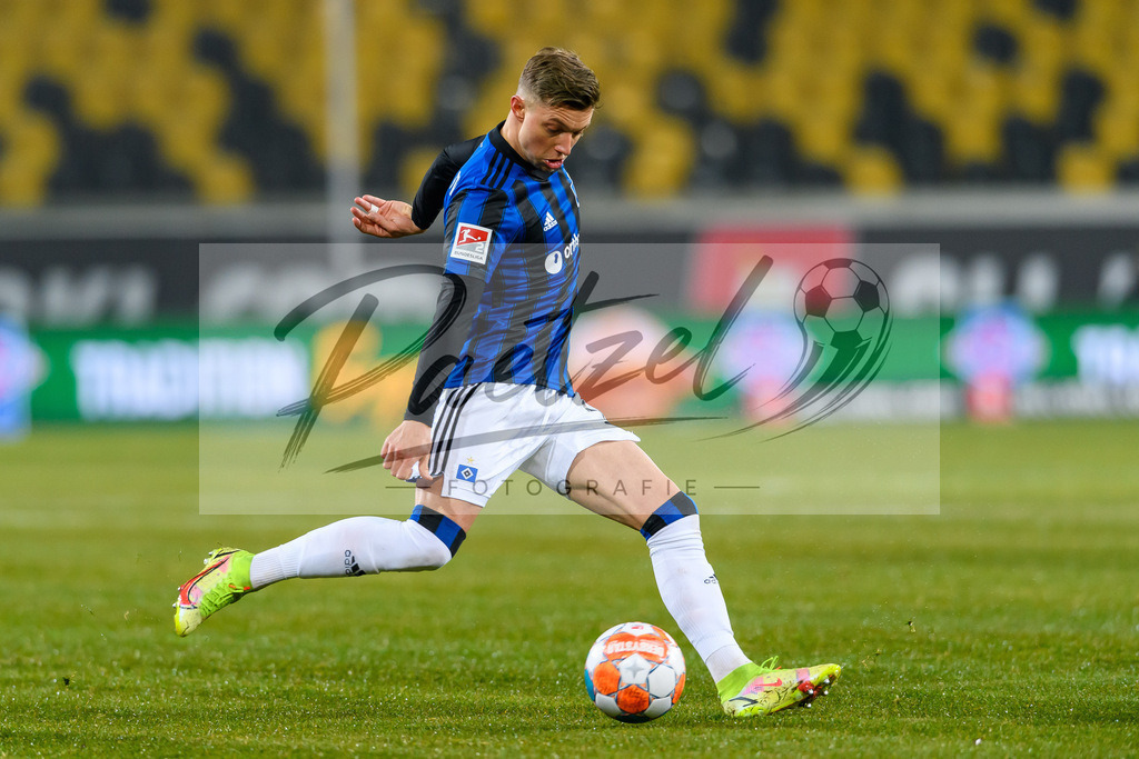 SGDHSV20220114_113 | Fussball, Herren: Sonny Kittel (Hamburger SV) in Aktion, am Ball, Einzelaktion bei dem Spiel der 2. Bundesliga zwischen SG Dynamo Dresden und Hamburger SV im Rudolf-Harbig-Stadion am 14.01.2022 in Dresden, Deutschland.DFB / DFL REGULATIONS PROHIBIT ANY USE OF PHOTOGRAPHS AS IMAGE SEQUENCES AND/OR QUASI-VIDEO. - Realisiert mit Pictrs.com