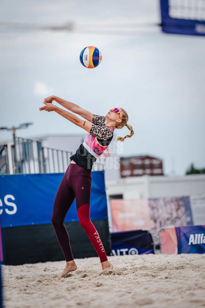 Beachvolleyball | Frauen | German Beach Tour 2024 | Tourstop Bremen | 06.06.2024 | Nele Barber nimmt den Ball an