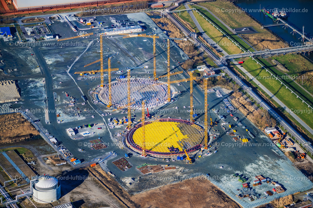Stade_Bützfleth_Lng_Terminal_Baustelle_ELS_3676180225 | STADE 18.02.2025 Baustelle zum Neubau LNG Erdgas und Flüssiggas- Hoch- Speicherbehälter an der Straße Bützflethersand im Ortsteil Bützfleth in Stade im Bundesland Niedersachsen, Deutschland. Weiterführende Informationen bei: Buss Group GmbH & Co. KG,  Depenbrock Bau GmbH & Co. KG,  Deutsche Energy Terminal GmbH,  Dow Deutschland Anlagengesellschaft mbH,  Gasunie Deutschland Transport Services GmbH,  Hanseatic Energy Hub GmbH,  Landesamt für Bergbau, Energie und Geologie,  Niedersachsen Ports GmbH & Co. KG,  Partners Group AG. // Construction site for new LNG natural gas and liquid gas high storage tank on street Buetzflethersand in the district Buetzfleth in Stade in the state Lower Saxony, Germany. Further information at: Buss Group GmbH & Co. KG,  Depenbrock Bau GmbH & Co. KG,  Deutsche Energy Terminal GmbH,  Dow Deutschland Anlagengesellschaft mbH,  Gasunie Deutschland Transport Services GmbH,  Hanseatic Energy Hub GmbH,  Landesamt fuer Bergbau, Energie und Geologie,  Niedersachsen Ports GmbH & Co. KG,  Partners Group AG. Foto: Martin Elsen