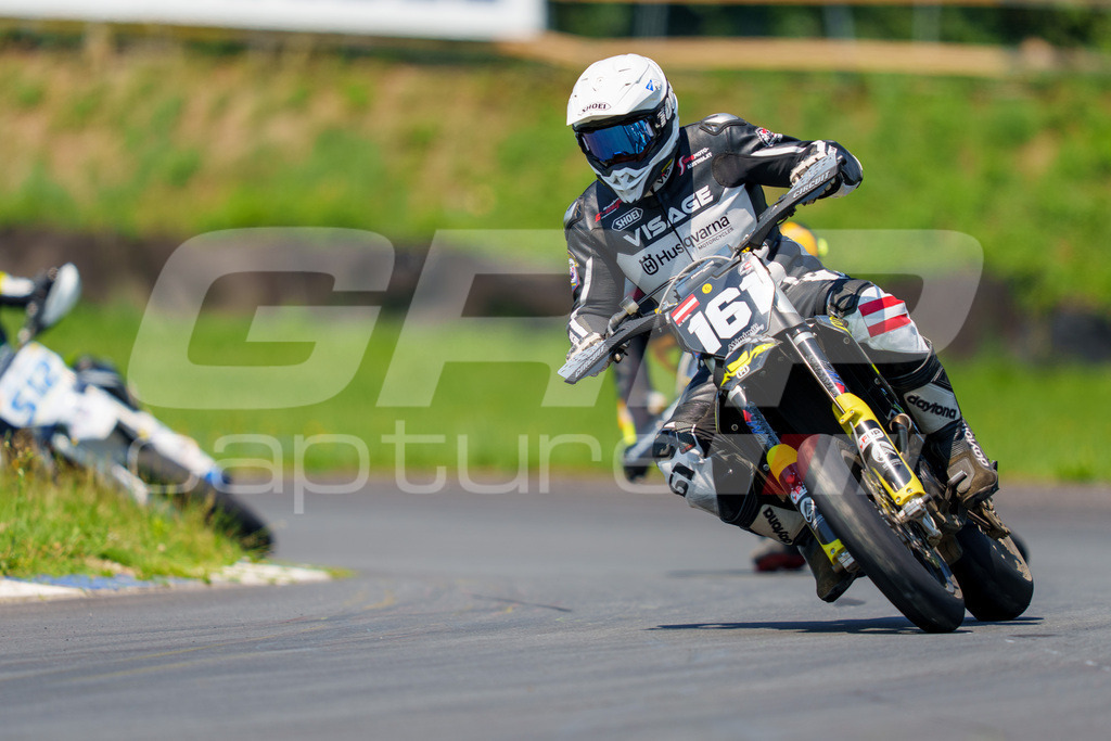 G-Cup + Supermoto Staatsmeisterschaft + Hungarian Supermoto Championship | GRIPcapture steht für authentische Sportfotografie in Österreich – für Momente, die mehr sind als Geschwindigkeit oder Ergebnis. Es geht um Emotion, Spannung, Fokus und den Augenblick, der oft nur einen Wimpernschlag dauert.Ob Motorsport, Teamsport oder 