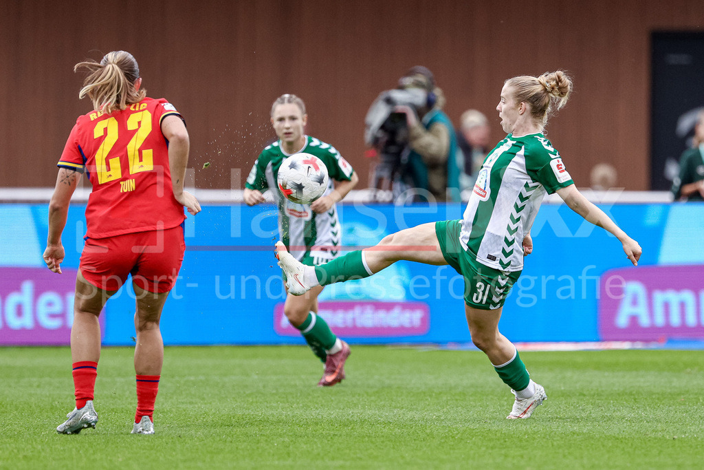 Fussball, Google Pixel Frauen-Bundesliga, SV Werder Bremen - RB Leipzig | v.li.: Alieke Tuin (RB Leipzig, 22) und Elena Dhont (SV Werder Bremen, 31) im Zweikampf, Duell, Dynamik, Aktion, Action, Spielszene, DIE DFB-RICHTLINIEN UNTERSAGEN JEGLICHE NUTZUNG VON FOTOS ALS SEQUENZBILDER UND/ODER VIDEOÄHNLICHE FOTOSTRECKEN. DFB REGULATIONS PROHIBIT ANY USE OF PHOTOGRAPHS AS IMAGE SEQUENCES AND/OR QUASI-VIDEO.