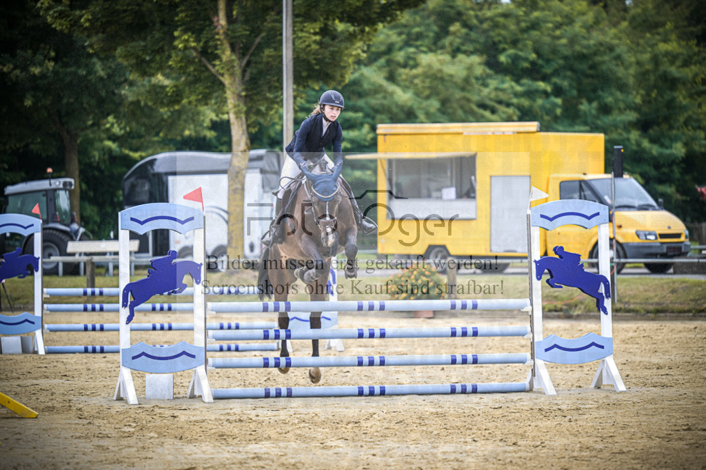 DOS_2654 | Entdecke hochwertige Reitturnierfotos von Foto Oger. Professionell, emotional und authentisch – jetzt Lieblingsmomente im Shop bestellen.Deutschlandweite Turnierfotografie. - Realisiert mit Pictrs.com